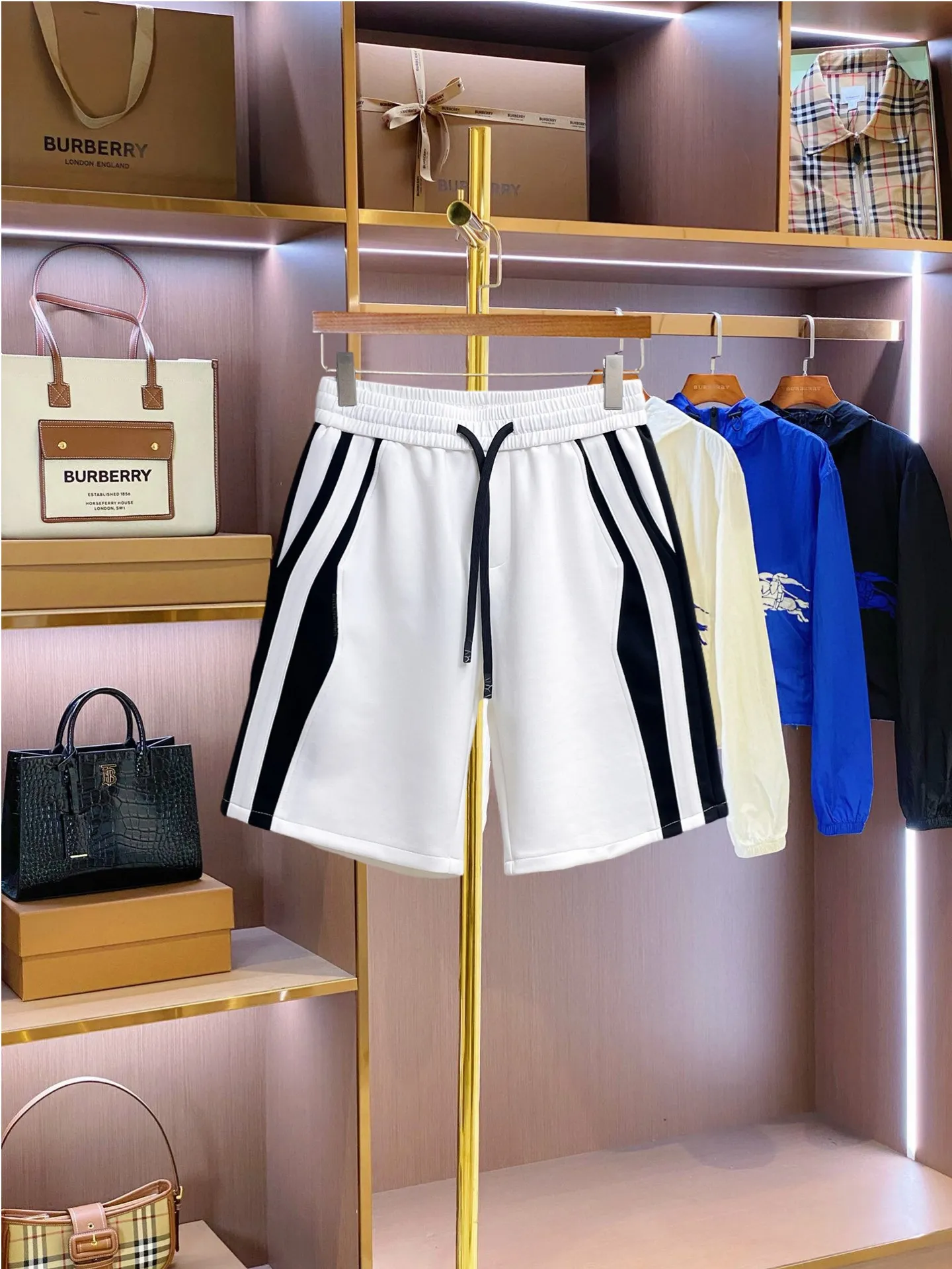Balenciaga's three-standard complete 2026 summer New Arrival men's casual shorts, advanced custom-made Breathable fabric, Breathable fabric, extremely stretchy and comfortable, impeccable details, top-grade accessories, original logo design concept, delicate and soft feel! The upper body fit is awesome! Size: M-XXXL Please state your height and weight when ordering